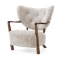 &Tradition - Wulff ATD2 Lounge Chair, Walnuss geölt / Schaffell Moonlight