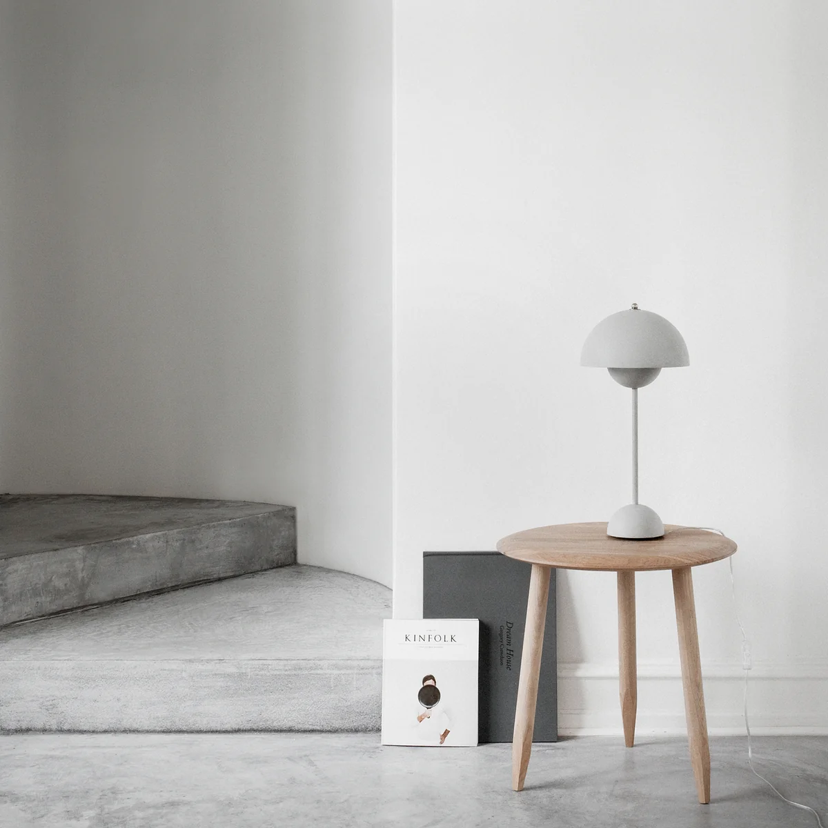 Die FlowerPot VP3 von &Tradition in hellgrau matt Die FlowerPot VP3 von &Tradition in hellgrau matt