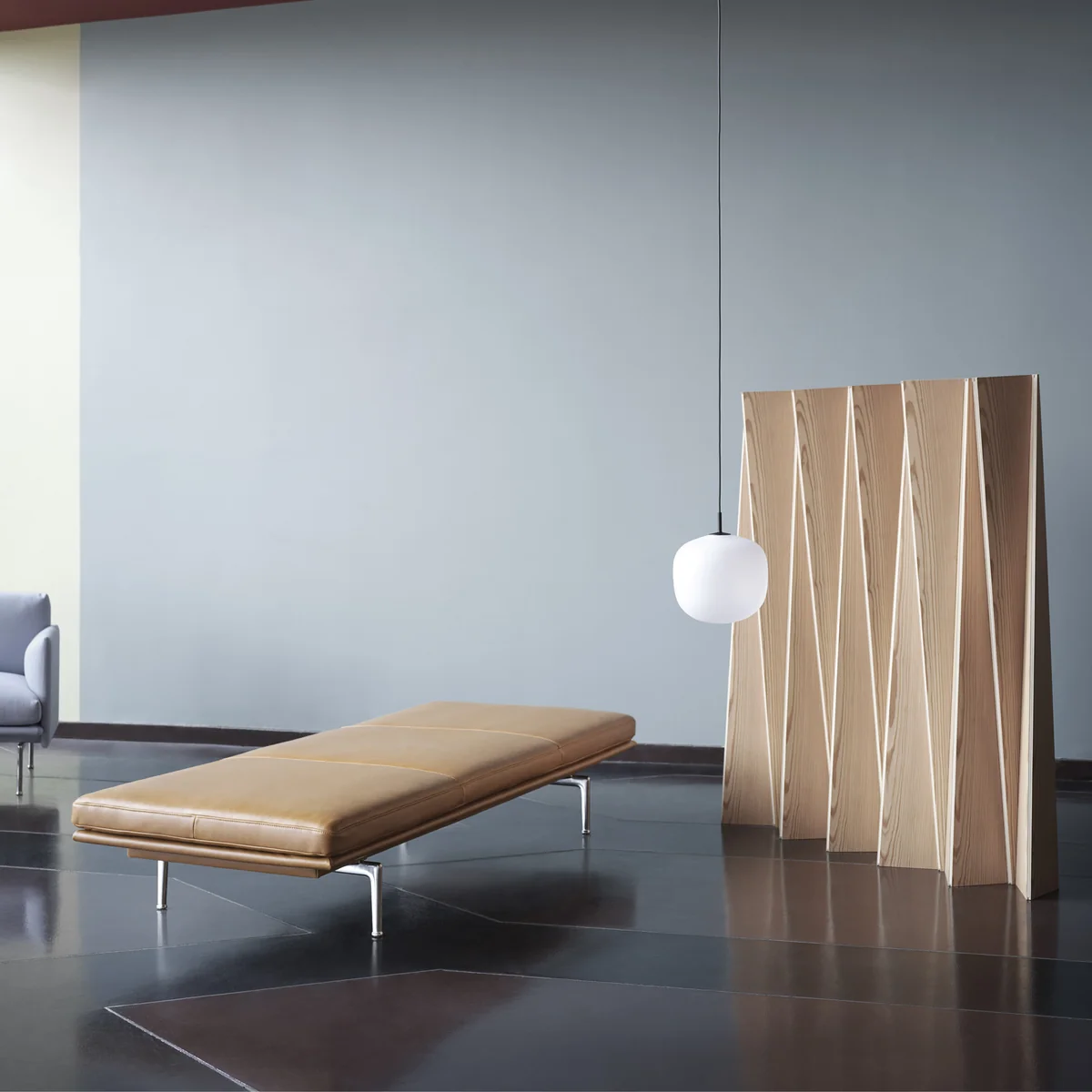 Rime Pendelleuchte und Outline Daybed von Muuto  Rime Pendelleuchte und Outline Daybed von Muuto