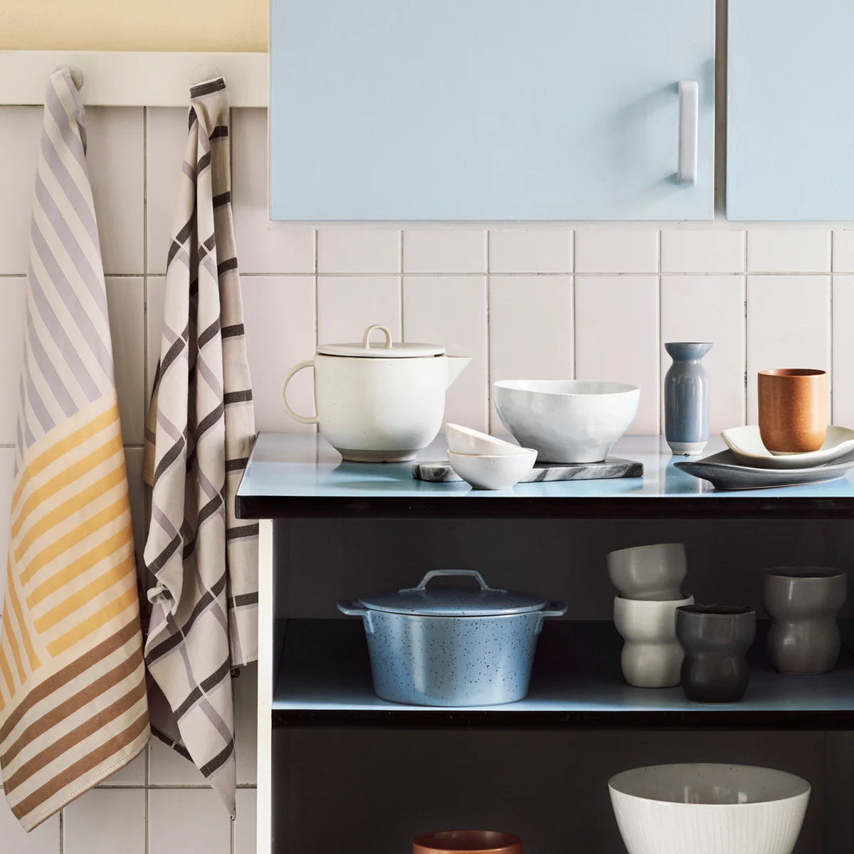 Das Limfjord Geschirr von Broste Copenhagen im Küchenschrank Das Limfjord Geschirr von Broste Copenhagen im Küchenschrank