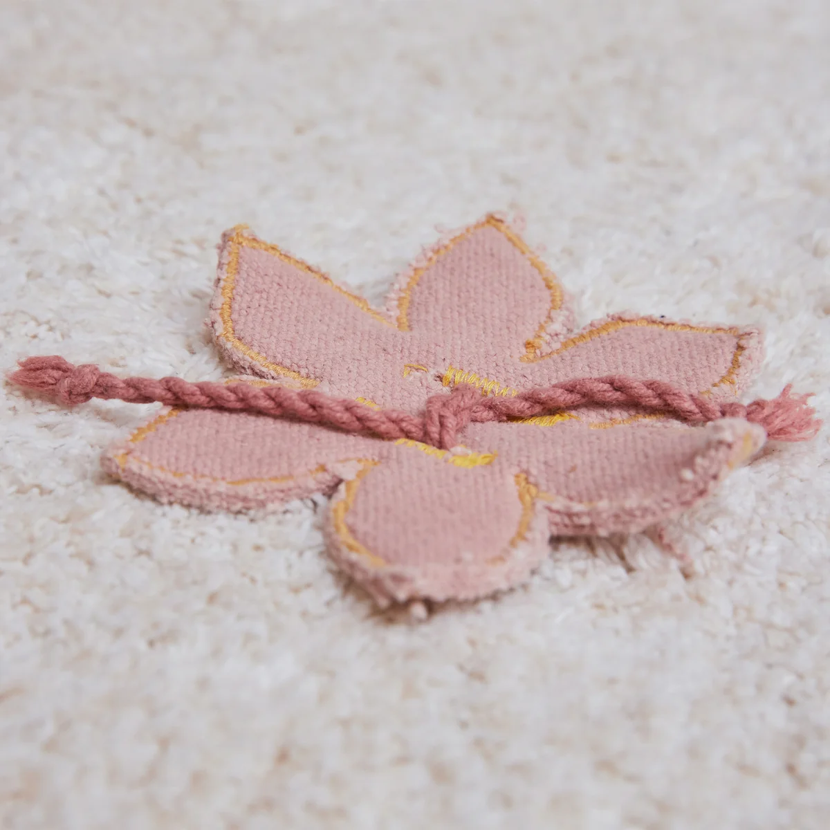 Wildflower Spielteppich mit Spielzubehör von Lorena Canals