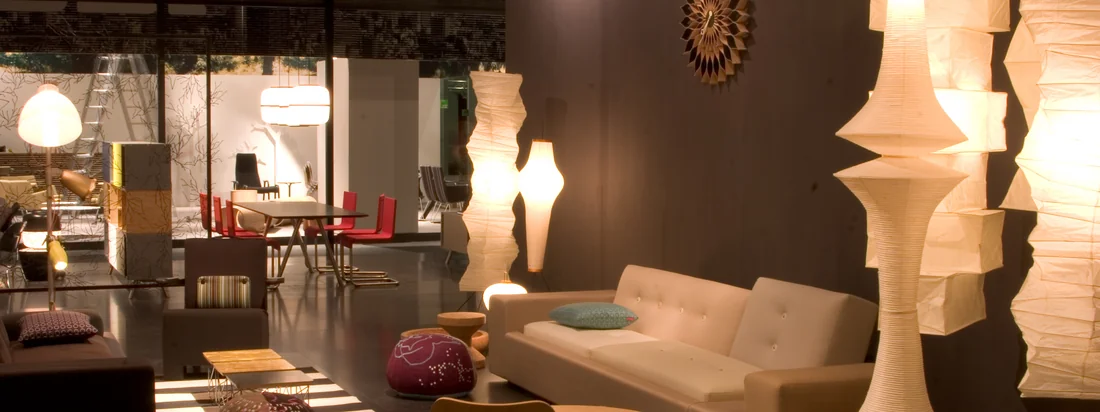 Für seine Akari-Serie hat der japanische Designer Isamu Noguchi über 100 handgefertigte Licht-Skulpturen geschaffen, die sanfte Ruhe und magische Leichtigkeit verbreiten.