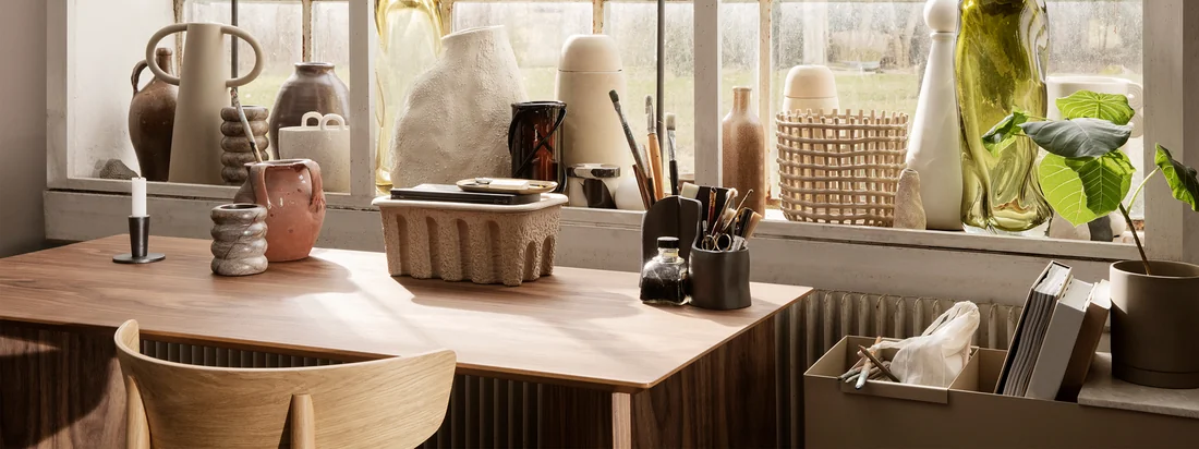 Ferm Living möchte mit ihrer Office Collection neuen Schwung in den Arbeitsalltag bringen. Von Ablagen aus geräuchertem Eichenholz in dezenten Farben über Stiftehalter aus poliertem Messing bis hin zu Tabletts aus perforiertem pulverbeschichtetem Metall.