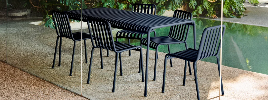 Die Palissade Kollektion von HAY in der Gruppenansicht. Formschöne Gartenmöbel gestalten Ihren Außenbereich und vereinen funktionelle und ästhetische Aspekte.