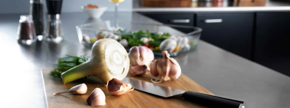 Das Schneidebrett schützt nicht nur Ihre Küchentheke, es eignet sich auch hervorragend als Servierbrett. Es präsentiert Fleisch, Käse und Obst auf besonders schöne Weise.