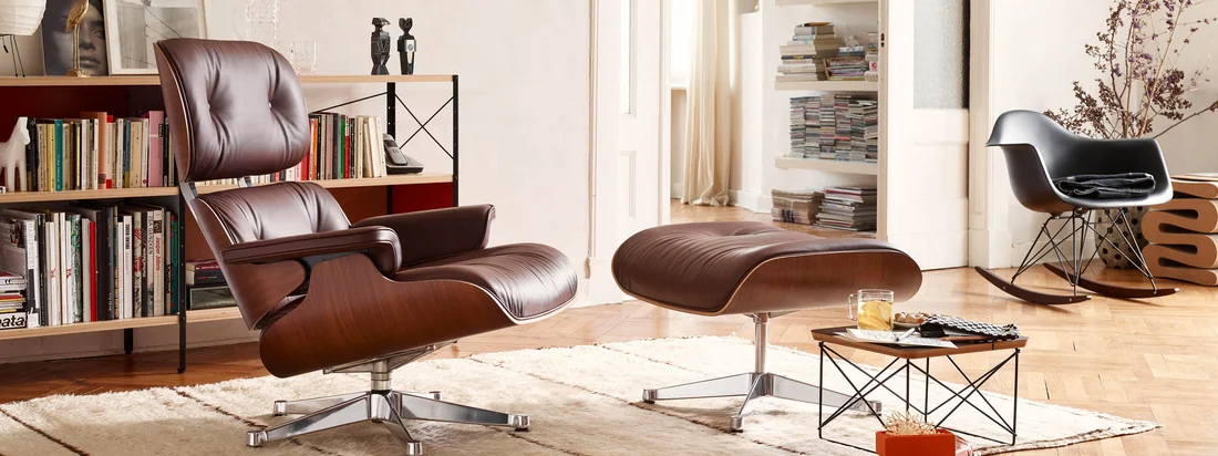 Der Lounge Chair von Vitra aus Leder stammt aus der Feder von Charles und Ray Eames. Die beiden Designer haben den bequemen Leder-Sessel für einen Freund entworfen.