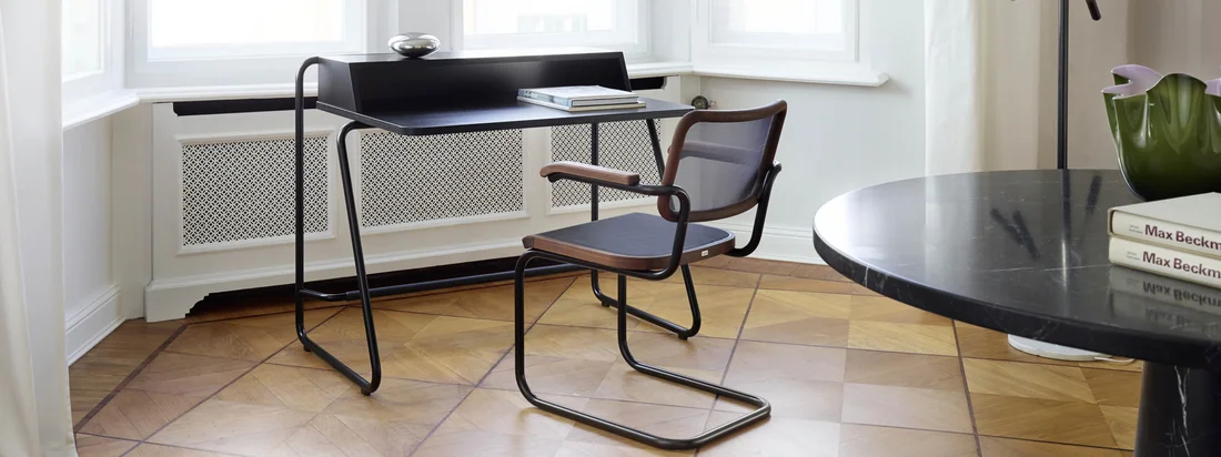 Der S 1200 Sekretär von Thonet in der Ambienteansicht. Der Sekretär von Randolf Schott für Thonet wurde speziell für den Gebrauch in den eigenen vier Wänden entworfen.