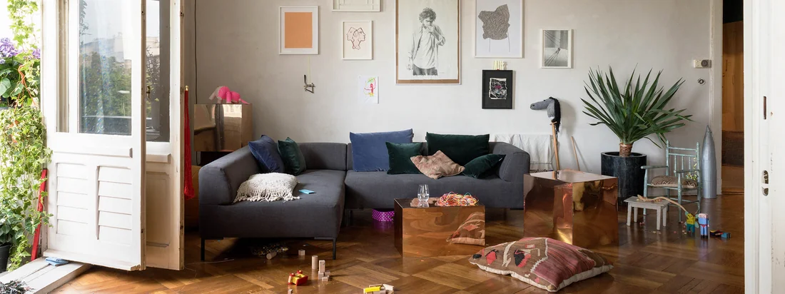 Die geraden Seiten und die leicht gewölbten Polsterungen laden zum Verweilen und Relaxen ein, während das modulare Sofa durch die filigranen Füße einen leichten Ausdruck bekommt.