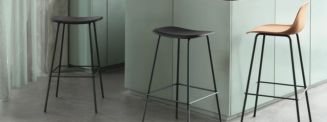 Die Fiber Hocker sind mit verschiedenen Untergestellen in Holz oder Metall erhältlich. Zudem gibt es sie in verschiedenen Höhen mit und ohne Rückenlehne.