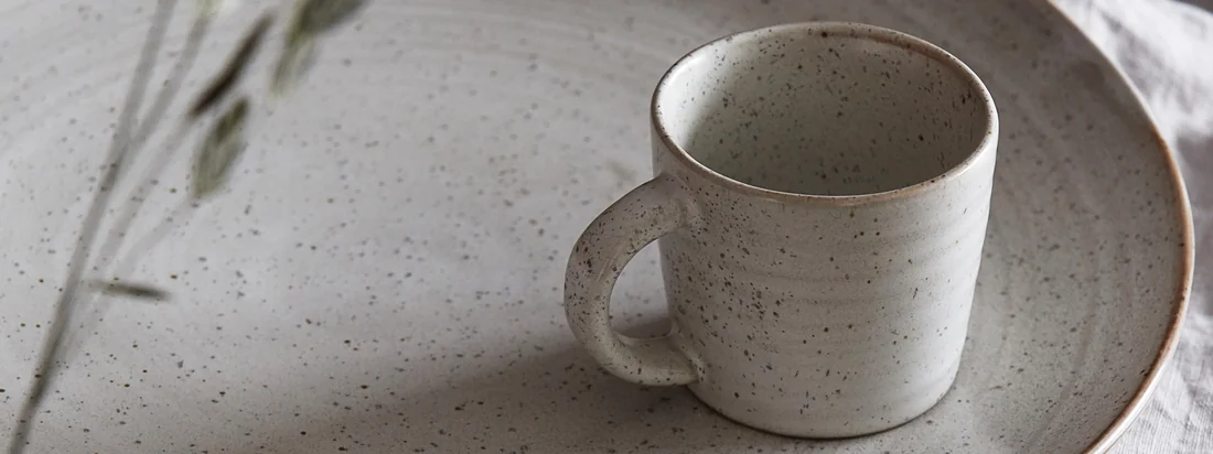 Die Pion Geschirr-Serie von House Doctor ist eine rustikale geschirr-Kollektion, die mit hoher Qualität und ihrer hochwertigen, individuellen Glasur begeistert.