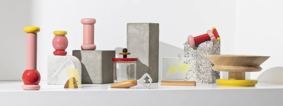 Mit der Twergi-Kollektion lässt Alessi bereits seit 1989 die jahrhundertealte Herstellungstradition an der Drechselbank wieder aufleben. Die Kollektion besteht aus praktischen Küchenaccessoires in knalligen Farben und außergewöhnlichen Formen.