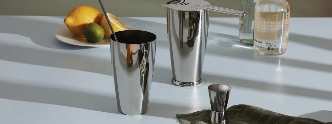 In der Mixology-Kollektion von Alessi trifft Design auf die Kunst der Cocktailzubereitung. Eine Mischung, die in jedem den Barkeeper hervorruft und Lust auf frisch gemixte Drinks und Cocktails macht.