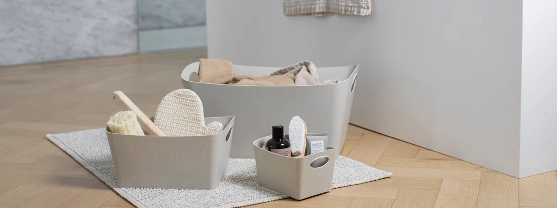 Die Recycled Bathroom Kollektion denkt die beliebten Badezimmer Accessoires von Koziol neu. Kunststoff kann wunderbar wiederverwendet werden und so lag es Nahe, dass Koziol eine Badaccessoire-Kollektion aus 100 % recyceltem Kunststoff entwarf.