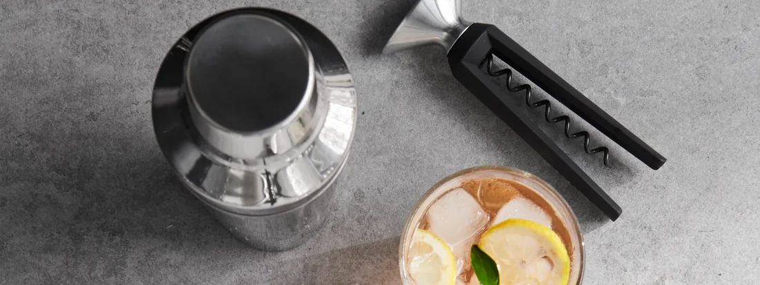 Die Grand Cru Bar Kollektion von Rosendahl in der Ambienteansicht. Das stilvolle, aufeinander abgestimmte, Equipment ist ideal als Geschenk für jeden Cocktail-Liebhaber.