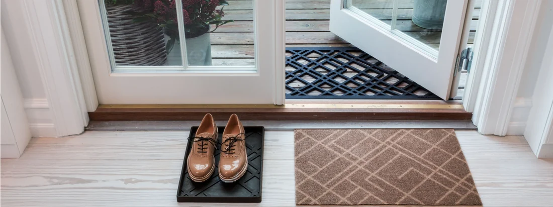 Die Lines Fußmatte von tica copenhagen ist der perfekte Helfer an verregneten Tagen.