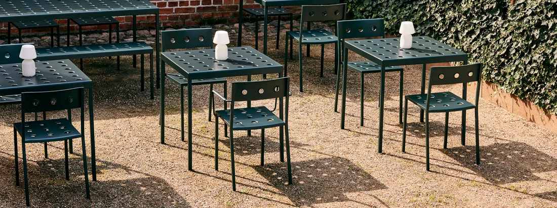 Die Balcony Outdoor Möbel von HAY in der Ambienteansicht. Das durchlöcherte Design formt einen dekorativen Blickfang, der ein gravierendes Statement in der Einrichtung setzt.