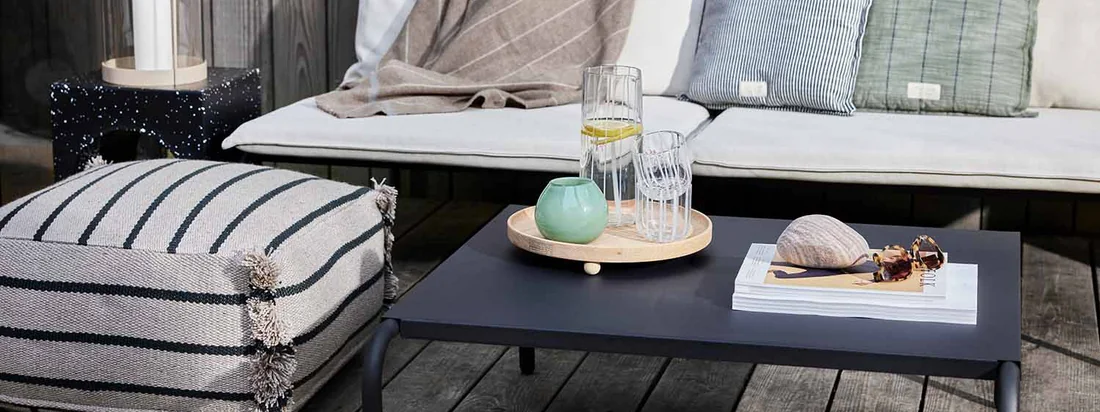 Egal ob in großer Runde oder in ruhiger und entspannter Einsamkeit: Die Furi Möbel sind ein gemütlicher und komfortabler Anhaltspunkt, wenn es darum geht, den Abend ausklingen zu lassen.