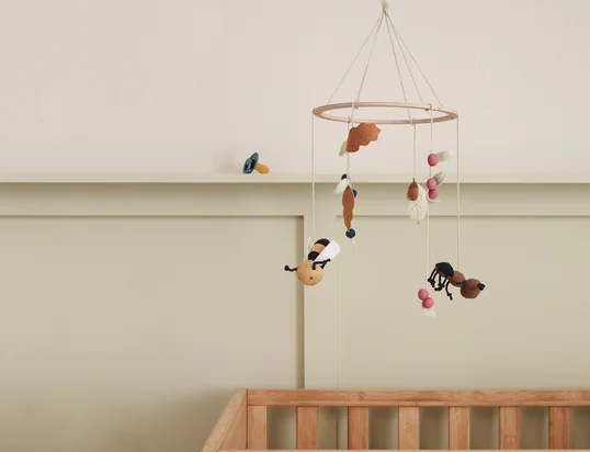 Mobiles für Kinder und Erwachsene. Figürliche und abstarkte Formen.