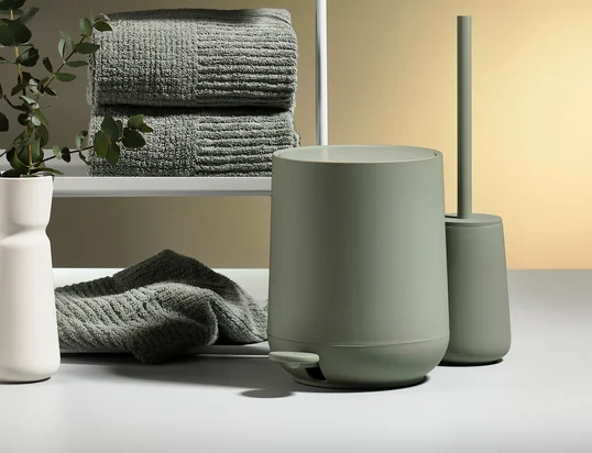 Die Nova Treteimer verfügen über eine lautlose Schließfunktion und wirken dank der harmonischen Rundungen zeitlos und besonders elegant im Badezimmer.