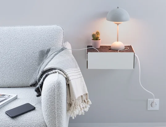 Die Charge-Box von Konstantin Slawinski in der Ambienteansicht: Die Box versteckt Ladekabel von iPhones, Kameras und anderen Geräten stilvoll auf dem Küchentisch.