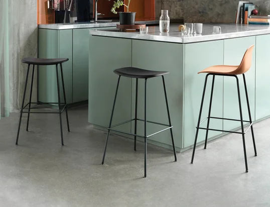 Der Fiber Barhocker Tube Base von Muuto in der Ambienteansicht: Der Hocker macht sich besonders gut in der heimischen Küche, ist aber auch ein echter Hingucker in Bars oder Hotellobbys.