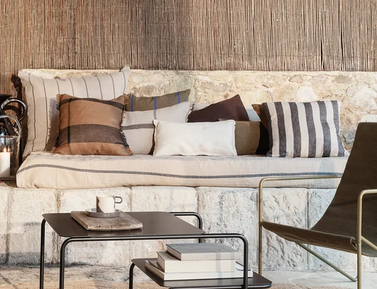 Ob auf dem Sofa, dem Sessel oder dem Bett – Dekokissen bringen jede Menge Gemütlichkeit in unsere vier Wände. Doch nicht nur drinnen, sondern auch draußen wollen wir es wohnlich und bequem haben. Zum Glück bieten viele Design-Marken eine vielseitige Auswahl an Outdoor-Kissen, die wetterfest und dekorativ sind und so zum langen, komfortablen Verweilen im Garten oder auf dem Balkon einladen.