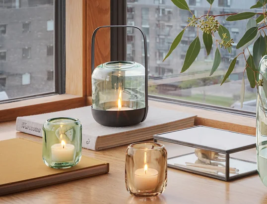 Die dekorativen Produkte von Kähler Design sind eine Fusion aus skandinavischer Tradition und moderner Eleganz. Die Vielfalt der Produkte reicht von kunstvollen Vasen in verschiedenen Formen und Farben bis hin zu stilvollen Kerzenhaltern und skulpturalen Objekten.