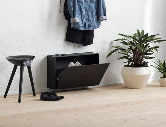 Der Frame Schuhschrank Audo in der Ambienteansicht: Der schlichte Schuhschrank ist äußerst platzsparend und eignet sich perfekt für kleine Flure.