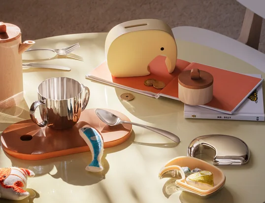 Die Elephant Keepsake Box von Georg Jensen präsentiert sich in einem niedlichen und ästhetischen Design. Es eignet sich wunderbar zur Aufbewahrung kleiner Gegenstände, die immer griffbereit sein sollen.