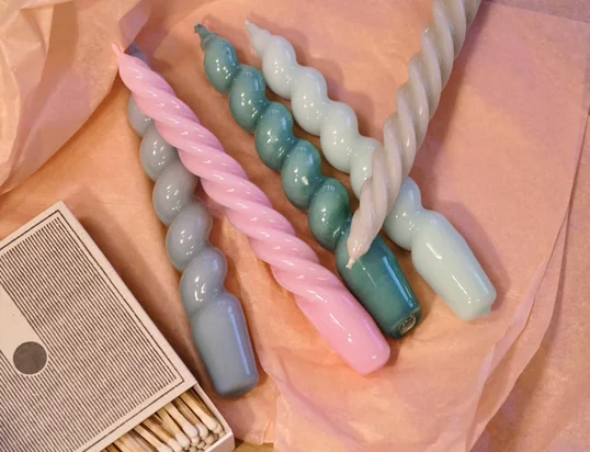 Die Spiral Stabkerzen von Hay in der Ambienteansicht. Die Spiral Stabkerzen sind einzeln oder auch in 6er-Sets, in verschiedenen Ausführungen, erhältlich.