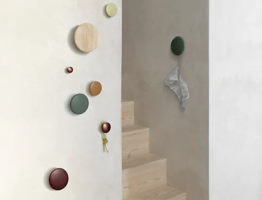 Die Wandhaken "The Dots" von Muuto in der Ambienteansicht: Die Wandhaken garantieren sicheren und stilvollen Halt für Kleidung, Taschen und Accessoires im Flur.