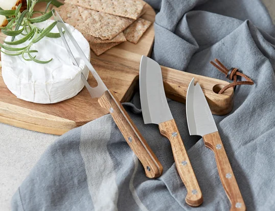 Die drei schicken Käsemesser von Nicolas Vahé schmücken jedes aufgedeckte Käsebrett. Die Messer sind aus rostfreiem Stahl gefertigt und mit einem satinierten Finish versehen, für einen schönen Look.