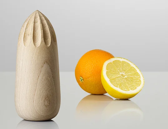 Die Turn Around Saftpresse von Muuto eignet sich perfekt um Zitrusfrüchte auszupressen. Das Designteam KiBiSi designt die Presse aus Natur Buchenholz.