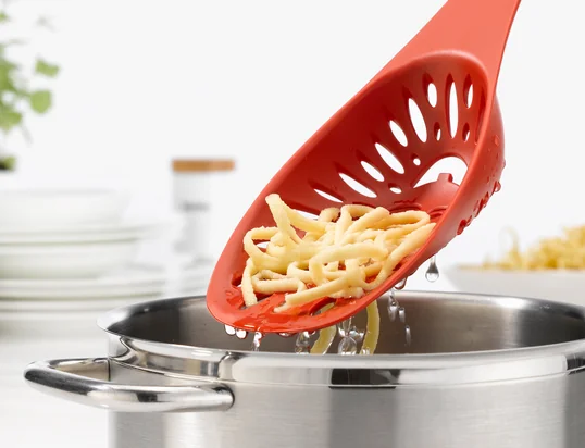 Der Sieblöffel Mirko vom deutschen Hersteller Koziol ist an die Bedürfnisse der Profikochausstattung angepasst. Er vereint clever Schöpflöffel und Sieb miteinander. 