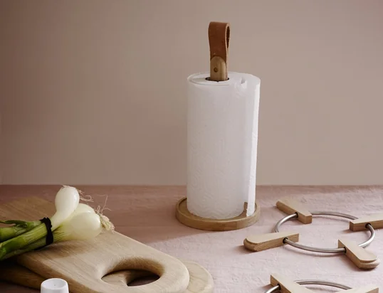 Das Soft Board Schneidebrett und der Norr Küchenrollenhalter von Skagerak sind aus nachhaltig angebautem Holz und überzeugen als praktische Küchenhelfer mit Charme.