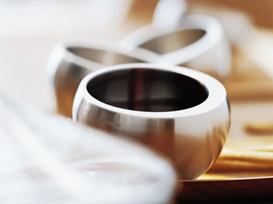 Das Gefäß Balance vom Hersteller Carl Mertens isoliert sowohl Kälte als auch Hitze. Der Neigungsgrad gibt den Füllstand an. Schenkt man nach, richtet es sich wieder auf.