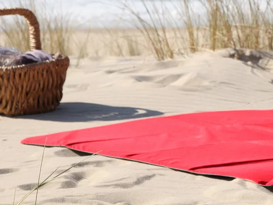 Finden Sie praktische und komfortable Picknickdecken, Strandmatten und Liegeunterlagen von namhaften Herstellern, wie Fatboy oder Menu im Connox Onlineshop.