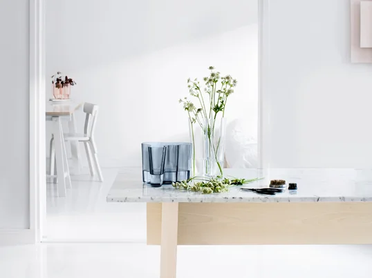 Die Savoy-Vase bildet mit ihren charakteristischen Formen den Grundpfeiler der Alvar Aalto Kollektion von Iittala. Noch heute bringt das finnische Unternehmen regelmäßig neue Farbenvarianten der Vase auf den Markt.