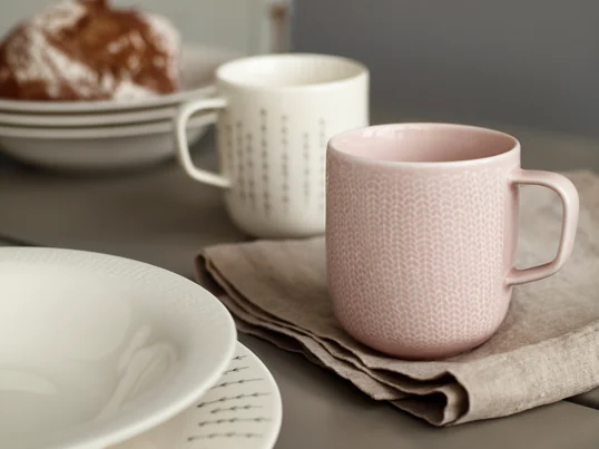Kaffeebecher verwandeln Ihren Früchstückstisch in eine farbenfrohe Tafel. Mit der Sarjaton Kollektion von Iittala haben Sie die Möglichkeit verschiedenes Geschirr zu verwenden, dass stilistisch dennoch aufeinander abgestimmt ist.