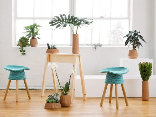 Harry Allen hat den Coiled Hocker für Umbra entworfen, der sofort auffällt. Die Rattan-sitzfläche wird per Hand genäht, ist überraschend bequem und erinnert an einen Traktorsitz