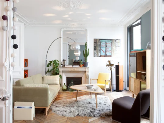 Mit dem Sofa und Sessel aus der Fifties Kollektion von Red Edition lassen Sie den Stil der 50er Jahre einziehen. Vor allem der Nierentisch als Couchtisch verbreitet Retro-Flair.