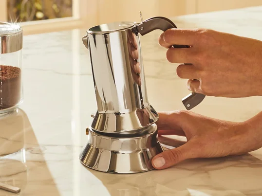 Eleganter Espressokocher von Alessi begeistert mit einem charakteristischen Design und mit verschiedenen Größen. Passend dazu der Wasserkocher in einem Glanz aus Edelstahl.