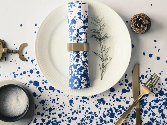 Die Hexagon Serviettenringe sind goldene, sechseckige Serviettenhalter aus Messing. Servietten jedes Designs wirken mit diesem Accessoire edel und wertvoll.