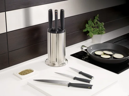 Der Elevate 100 Karussell-Messerblock, hergestellt von Joseph Joseph, bewahrt Ihre Messer elegant auf. Direkt neben Herd und Schneidebrett, sind die Messer beim Kochen immer griffbereit.