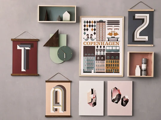 Die Wooden Frames von ferm Living geben kleinen Portraits, großen Fotos, Kalendern oder Postern einen Rahmen. Die Wooden Frames zusammen mit der Wall Wonder Uhr schmücken jede Wand im Wohnzimmer, Schlafzimmer oder im Flur.