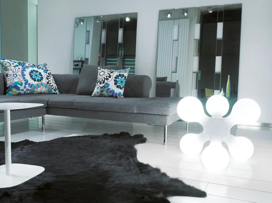 Die skulpturale Atomium Bodenleuchte von Kundalini erhellt Ihr Wohnzimmer in stimmungsvollem Licht. Das Design der Bodenleuchte ist dem Atomium Bauwerk in Brüssel nachempfunden.