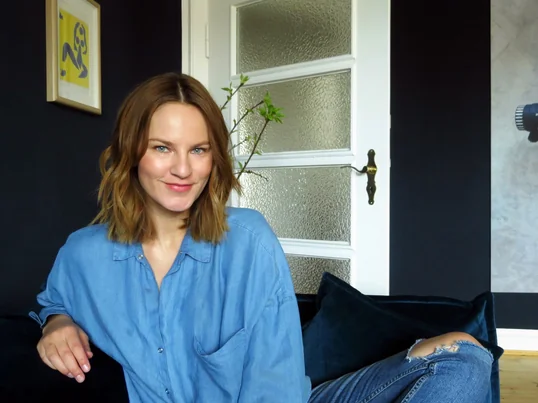 Portrait von Sabrina Pflüger im Wohnzimmer