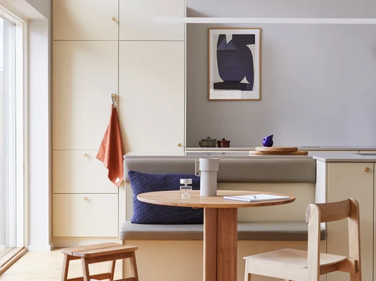 Angle Hocker, Eiche von Form & Refine in der Einzelansicht. Der Beine des Hockers sind durch ein Band aus naturgegerbtem Leder verbunden, das an einer Messingstange befestigt wurde.