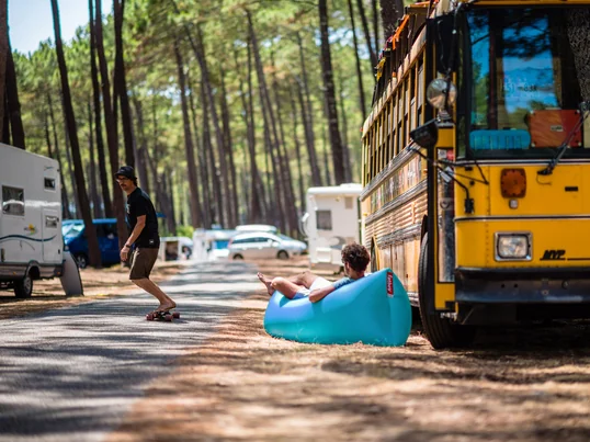 Der Lamzac von Fatboy ist ein wahres Festival Must-Have. Das Luft-Lounger eignet sich hervorragend um sich auf dem Campingplatz zu erholen oder als Sofa für bis zu zwei Personen.