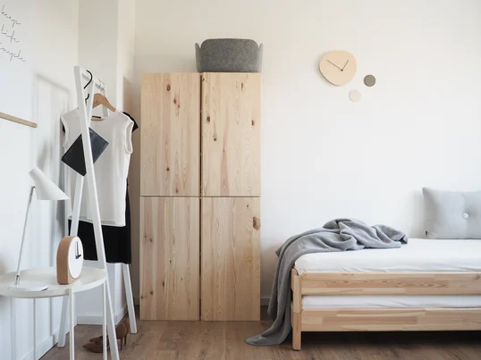 An der weißen Loop Stand Garderobe von Hay können Gäste von Carina vom Dorff von wohngoldstueck.de ihre wichtigsten Kleidungsstücke aufhängen. Die Bloggerin setzt auf helle Möbel im Gästezimmer.